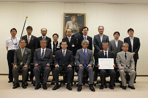 文化庁長官，文化庁次長を囲んでの記念撮影