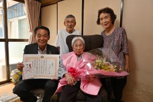 市長の1日_20230712_竹澤たみ様100歳祝