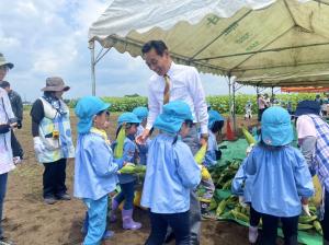 市長の1日_20230704_トウモロコシ収穫祭