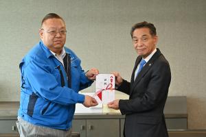 市長の1日_20250515_寄附受贈式