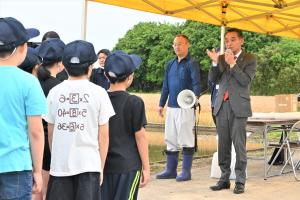 市長の1日_20250526_結城普通作部田植え体験