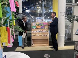 市長の1日_20250624_ロータリークラブ寄贈図書展示コーナー視察
