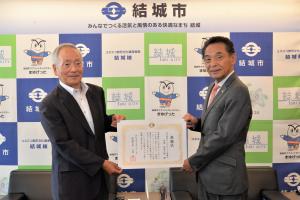 市長の1日_20250728_環境マネジメントシステム外部審査員感謝増贈呈式
