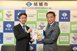 市長の1日_20250731_小学生低学年ドリル寄贈式
