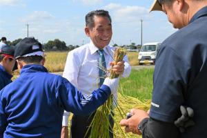 市長の1日_20250924_結城普通作部会稲刈り体験