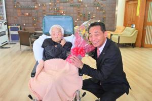市長の1日_20251226_100歳お祝い（早乙女ツヤ様）