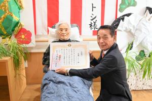市長の1日_20251226_100歳お祝い（岩瀬トシ様）