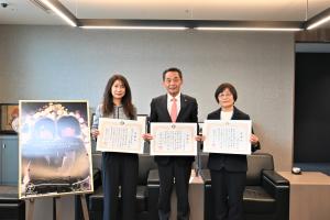 市長の1日＿20251226_結城駅前イルミネーションオーナメント作成感謝状贈呈式