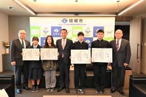 市長の1日_20251226_茨城県交通安全ポスターコンクール表彰伝達式