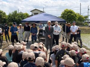 市長の1日_20260525_結城普通作部会田植え体験